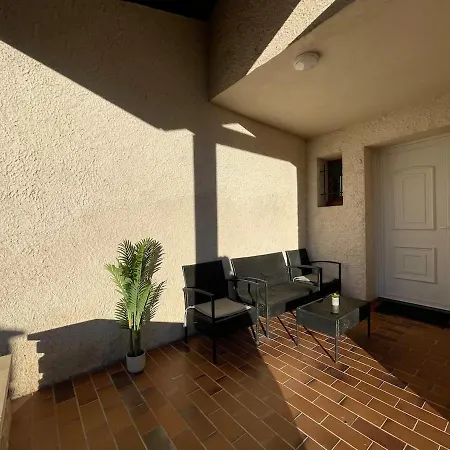 Dom wakacyjny 4 Bedroom House And Pool Saint-Hilaire-de-Brethmas