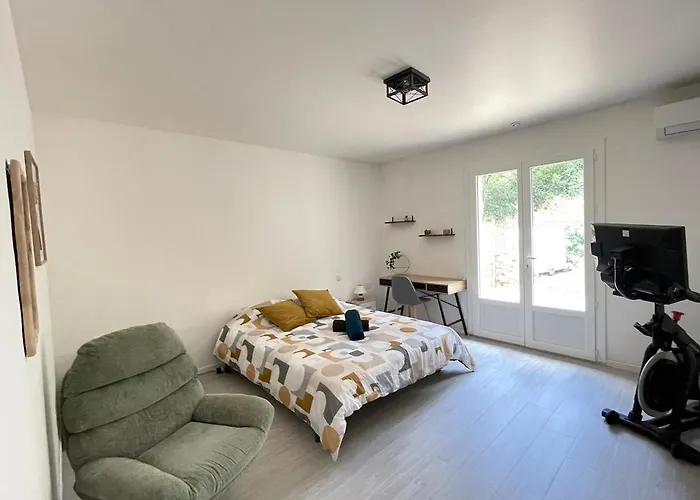 בית נופש 4 Bedroom House And Pool Saint-Hilaire-de-Brethmas