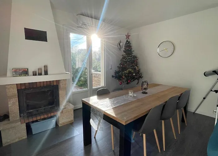 Nyaraló 4 Bedroom House And Pool